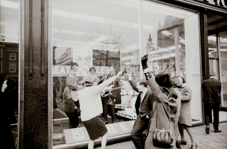 The Beatles in de etalage van modeketen Kreymborg aan de Grote Markt in Haarlem, NL-HlmNHA 1478 02330 K 27