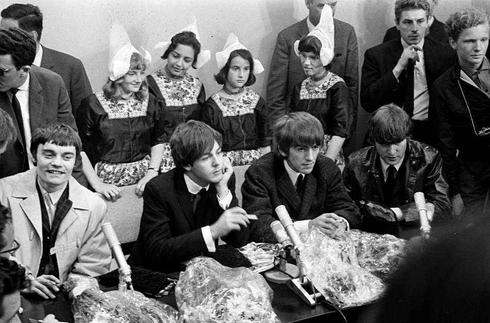 The Beatles arrive at Schiphol Airport 1964-06-05 - Press Conference 916-5124