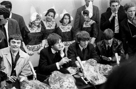 The Beatles arrive at Schiphol Airport 1964-06-05 - Press Conference 916-5124