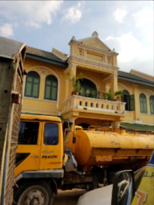 Thammasat old building with stool bus - 2017-01-19 - 001