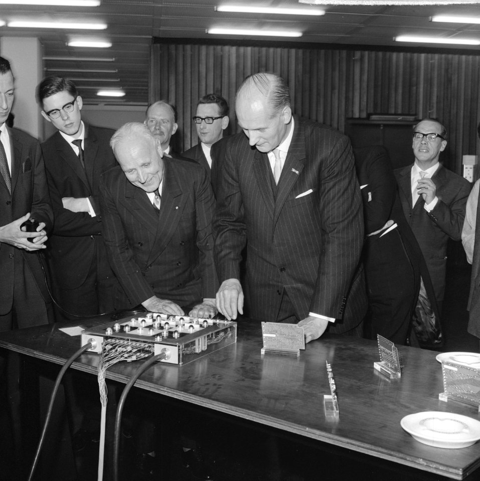 TH te Eindhoven officieel geopend door minister Bot van O K en W Minister B, Bestanddeelnr 915-5441