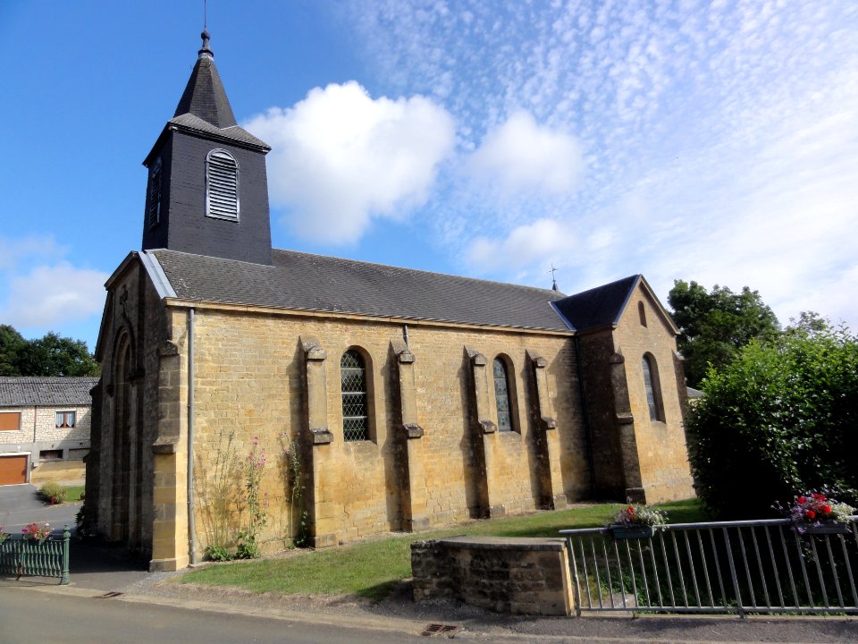 This (Ardennes) église, vue latérale