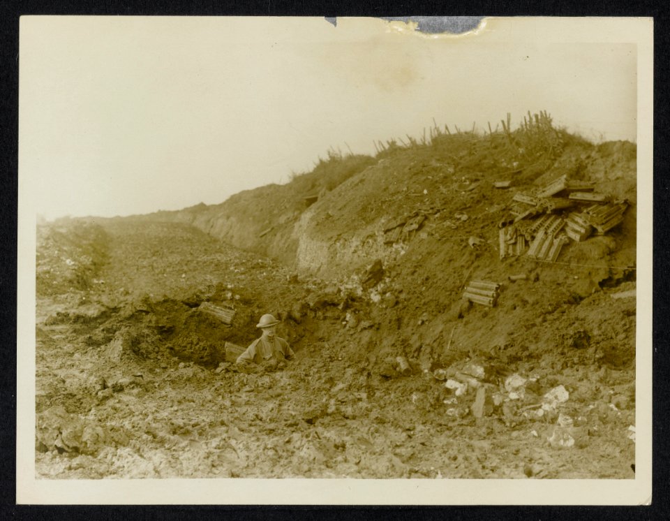This shows how a British shell struck the road on which was a German ammunition , Bestanddeelnr 158-1038