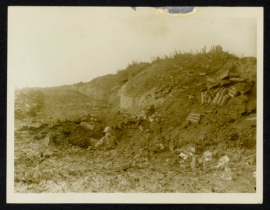 This shows how a British shell struck the road on which was a German ammunition , Bestanddeelnr 158-1038