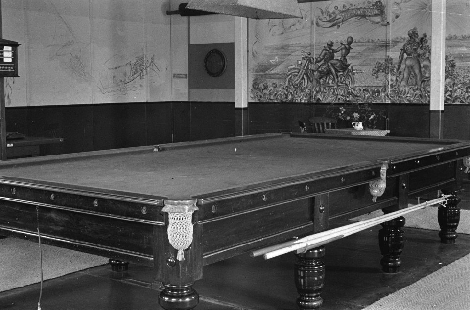 The billiard room for N.C.O.'s. Noncommissioned Officers. and men. Kantine en re, Bestanddeelnr 934-9419