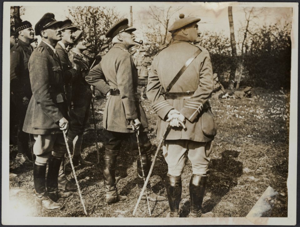 The Black Watch held sports whilst resting. A Divisional Commander watching an e, Bestanddeelnr 158-1671