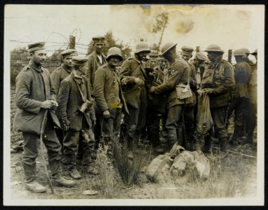 The battle of Flanders. A scene in a prisoners cage German being searched., Bestanddeelnr 158-1414