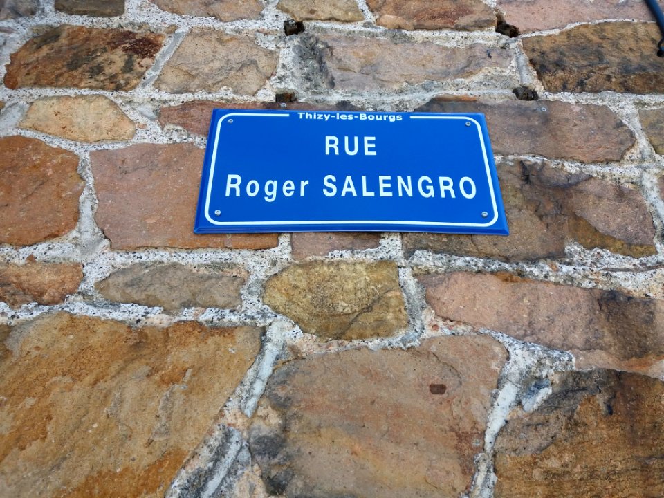 Thizy-les-Bourgs - Rue Roger Salengro - Plaque