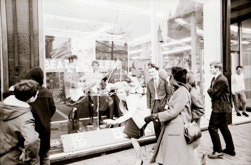 The Beatles in de etalage van modeketen Kreymborg aan de Grote Markt in Haarlem, NL-HlmNHA 1478 02330 K 25