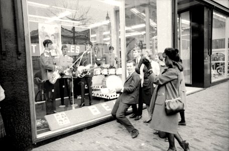 The Beatles in de etalage van modeketen Kreymborg aan de Grote Markt in Haarlem