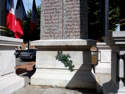 Thizy-les-Bourgs - Place du Souvenir Français - Monuments aux morts des deux guerres mondiales - Sculpture d'un casque de soldat