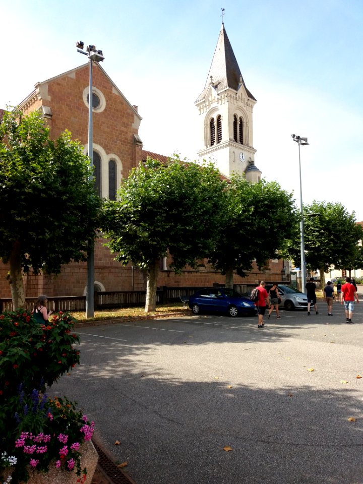 Thizy-les-Bourgs - Place du Souvenir Français - Vue sur l'église Saint Pierre