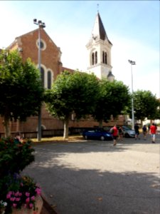 Thizy-les-Bourgs - Place du Souvenir Français - Vue sur l'église Saint Pierre
