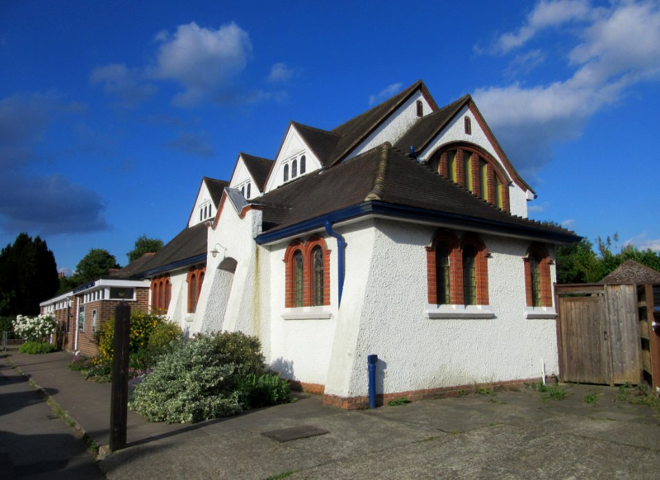Thames Ditton United Reformed Church, Speer Road, Thames Ditton (June 2015) (2)