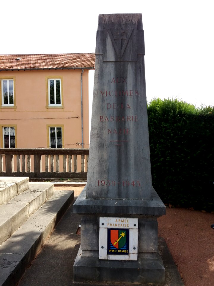 Thizy-les-Bourgs - Place du Souvenir Français - Monuments aux morts des deux guerres mondiales - Aux victimes de la barbarie nazie 1939-1945
