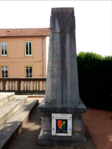 Thizy-les-Bourgs - Place du Souvenir Français - Monuments aux morts des deux guerres mondiales - Aux victimes de la barbarie nazie 1939-1945