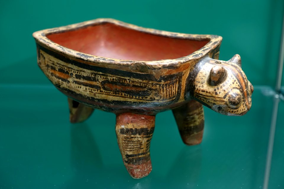 Three-footed vessel, Costa Rica, 800-1350 AD, ceramic - Naturhistorisches Museum Nürnberg - Nuremberg, Germany - DSC04077