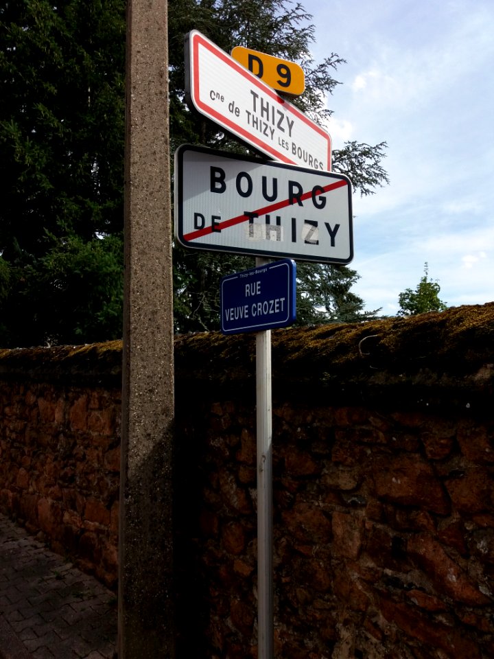 Thizy-les-Bourgs - Rue Veuve Crozet - Panneaux Thizy et sortie de Bourg-de-Thizy