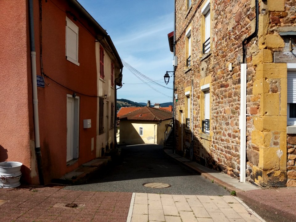 Thizy-les-Bourgs - Venelle du Clocher - Depuis la place de l'Église