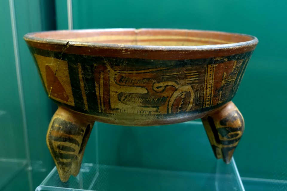 Three-footed bowl, Costa Rica, 800-1350 AD, ceramic - Naturhistorisches Museum Nürnberg - Nuremberg, Germany - DSC04014
