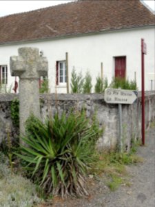 Thoiré-sous-Contensor (Sarthe) croix de chemin en pierre