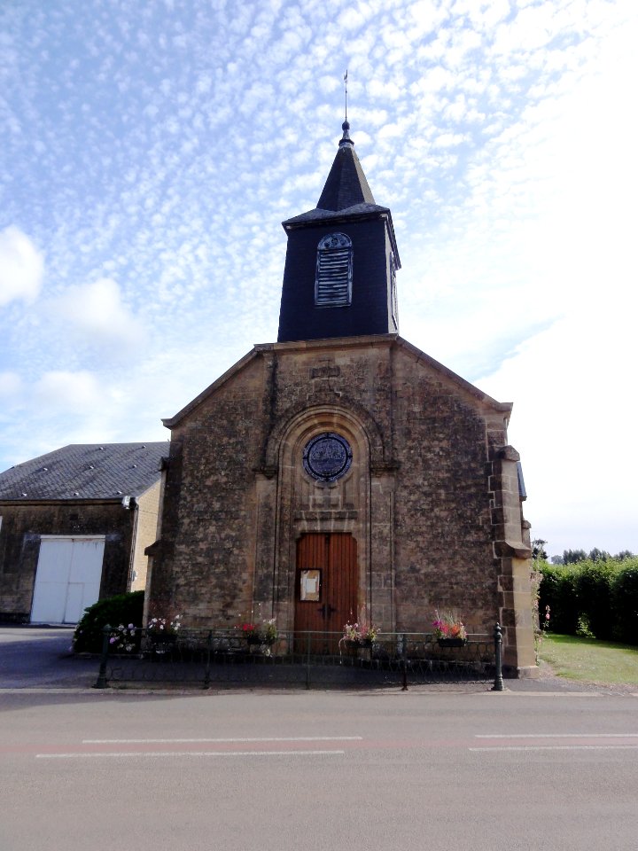 This (Ardennes) église, façade