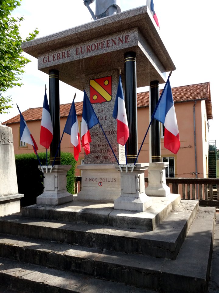 Thizy-les-Bourgs - Place du Souvenir Français - Monuments aux morts des deux guerres mondiales - Détail