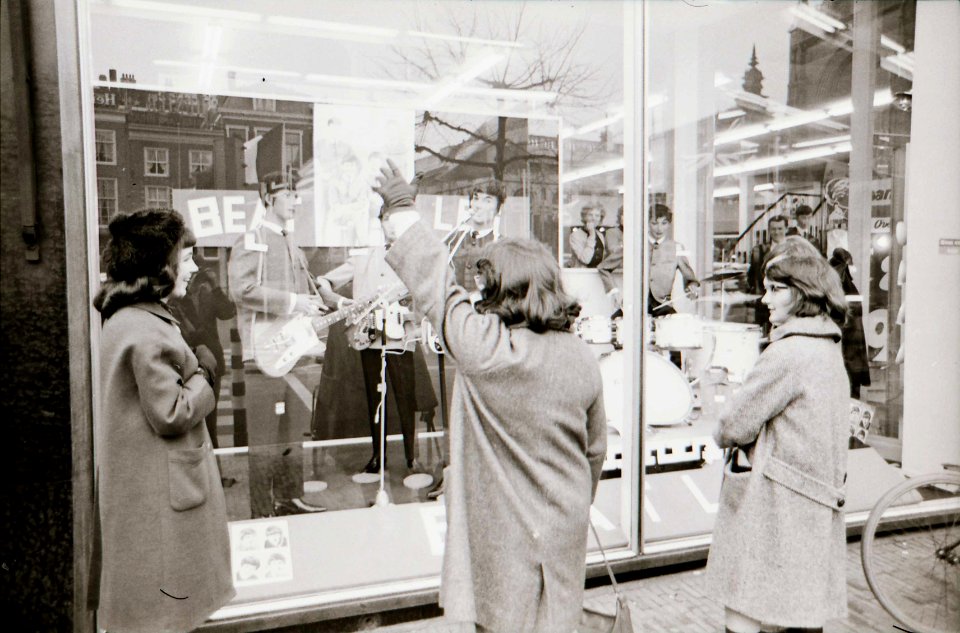 The Beatles in de etalage van modeketen Kreymborg aan de Grote Markt in Haarlem, NL-HlmNHA 1478 02330 K 23
