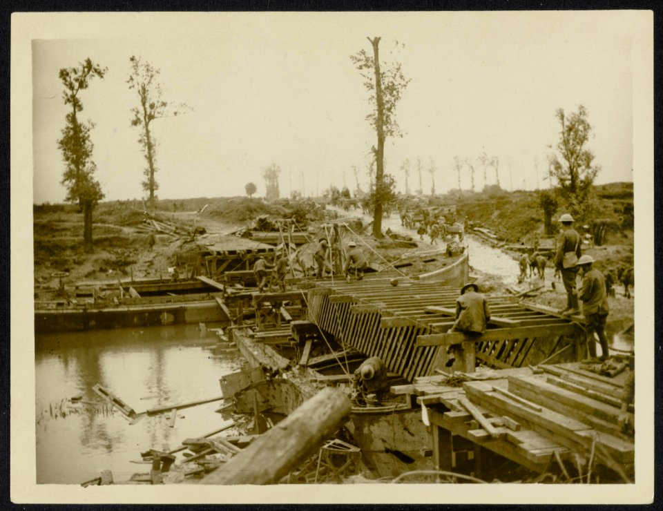 The battle of Flanders. Bridging the Yser, north of Ypres, Bestanddeelnr 158-0853