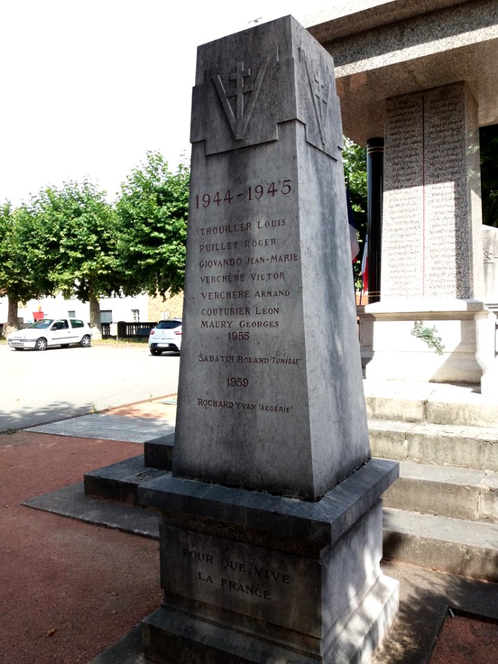 Thizy-les-Bourgs - Place du Souvenir Français - Monuments aux morts des deux guerres mondiales - Aux victimes de la barbarie nazie 1939-1945 - Liste des morts