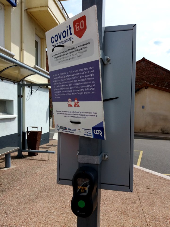 Thizy-les-Bourgs - Place Aristide Briand - Borne de covoiturage Covoit'go - Plaque