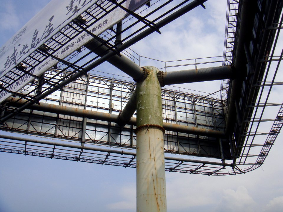 Three-sided billboard structure