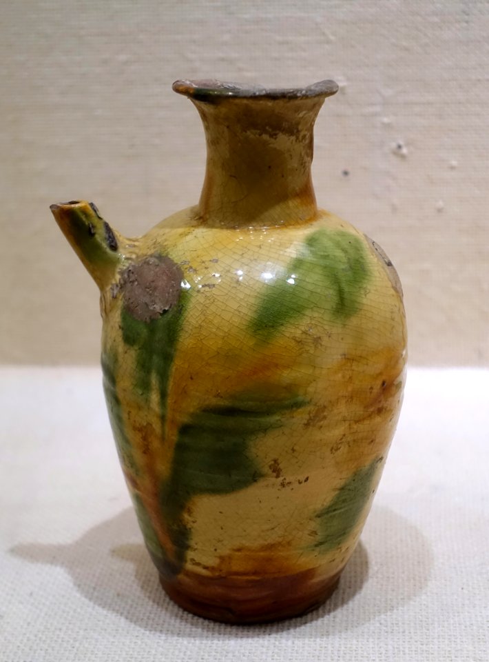 Three-colored kettle, China, Qionglai City, Sichuan, Tang dynasty, 618-907 AD, ceramic - Sichuan University Museum - Chengdu, China - DSC06281