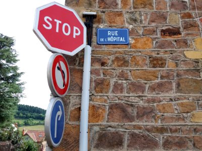 Thizy-les-Bourgs - Rue de l'Hôpital - Plaque et panneaux