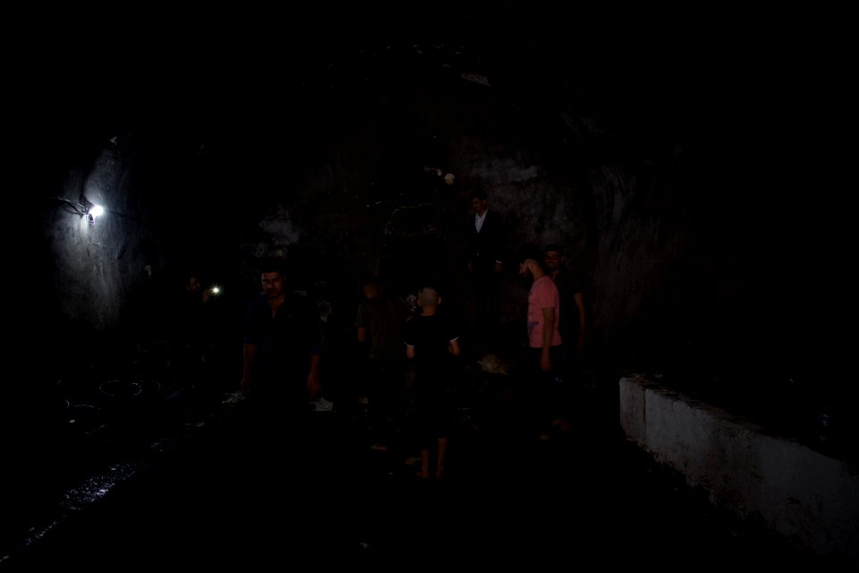 Throwing the cloth for good luck at Lalish 12