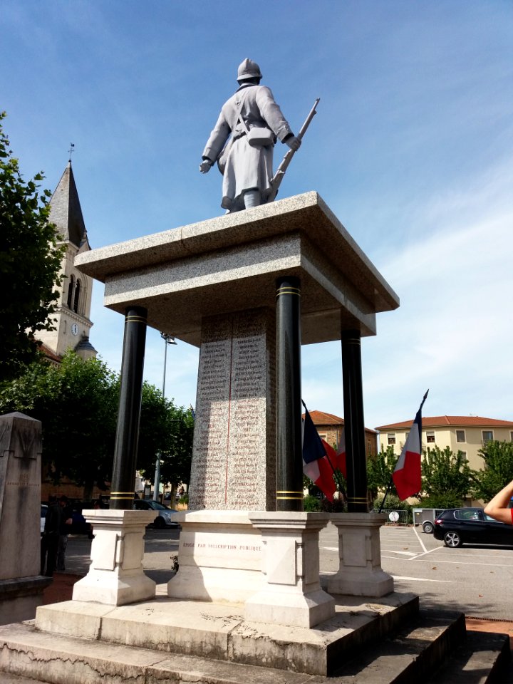 Thizy-les-Bourgs - Place du Souvenir Français - Monuments aux morts des deux guerres mondiales - Arrière