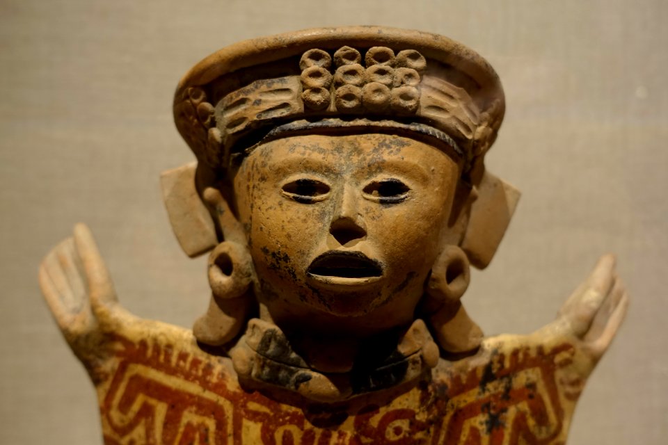 Three standing female figures, El Faisan area, Veracruz state, Early Classic period, 450-600 AD, ceramic figure 2 detail - Dallas Museum of Art - DSC04632