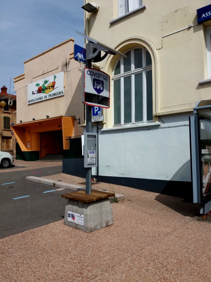 Thizy-les-Bourgs - Place Aristide Briand - Borne de covoiturage Covoit'go