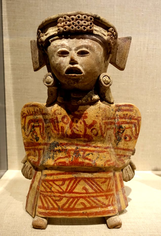 Three standing female figures, El Faisan area, Veracruz state, Early Classic period, 450-600 AD, ceramic figure 1 - Dallas Museum of Art - DSC04625