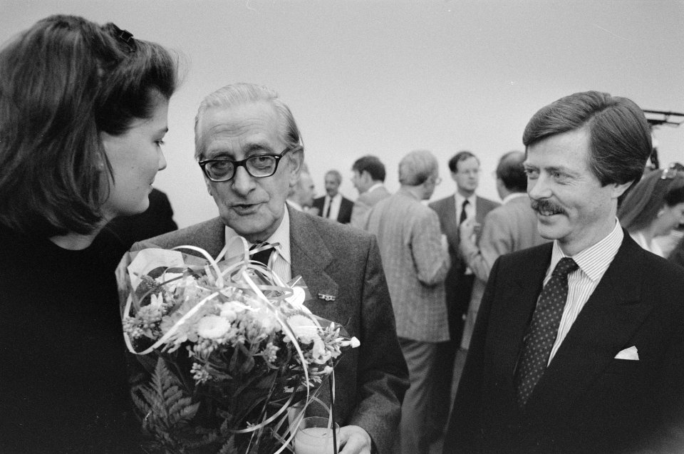 Theo Joekes met bloemen, rechts Joris Voorhoeve, Bestanddeelnr 934-4995