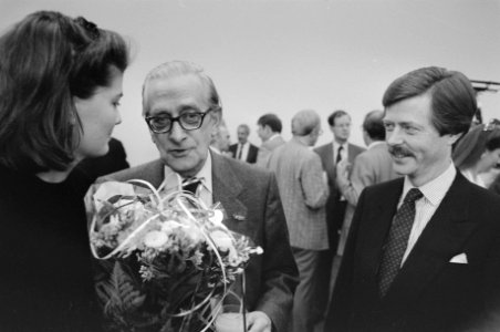 Theo Joekes met bloemen, rechts Joris Voorhoeve, Bestanddeelnr 934-4995