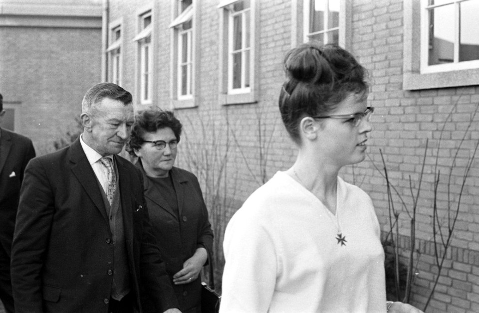 Theo van Eyck (vliegtuigmonteur) uit Libie op Schiphol aangekomen, zijn echtgeno, Bestanddeelnr 916-2900