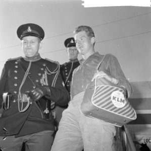 Theo van Eyck (vliegtuigmonteur) uit Libie op Schiphol aangekomen, hier verlaat , Bestanddeelnr 916-2895