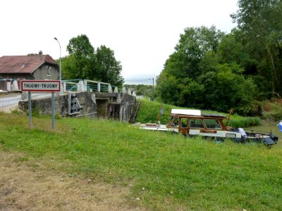 Thugny-Trugny, Canal des Ardennes écluse nr 8 (01 bateau entrant eau basse)