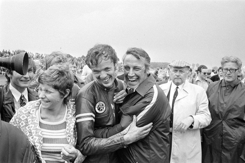 Theo Bult opgevangen door coach Rinus de Groot, Bestanddeelnr 924-6803
