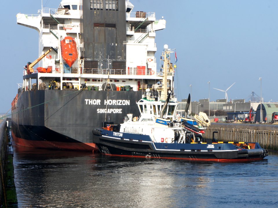 Thor Horizon, IMO 9137117 and Triton, IMO 9451537 at the locks of IJmuiden, Port of Amsterdam, pic2