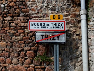 Thizy-les-Bourgs - Rue Veuve Crozet - Panneaux Bourg-de-Thizy et sortie de Thizy