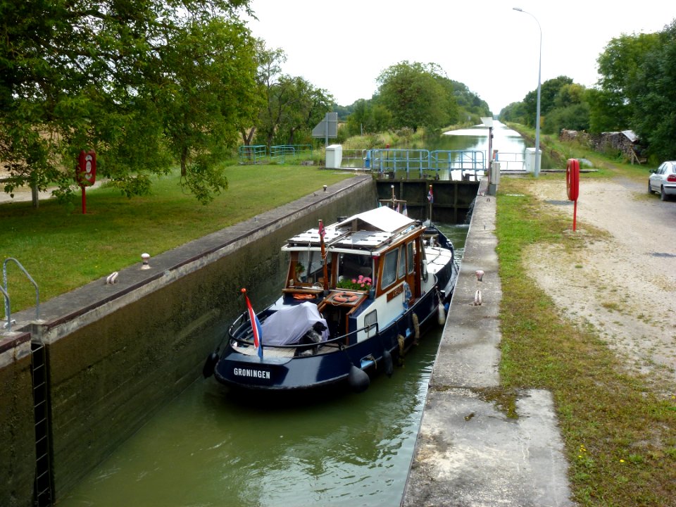 Thugny-Trugny, Canal des Ardennes écluse nr 8 (03 bateau en écluse eau montante)
