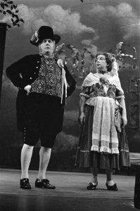 Thomasvaer en Pieternel in Stadsschouwburg., Bestanddeelnr 920-9563