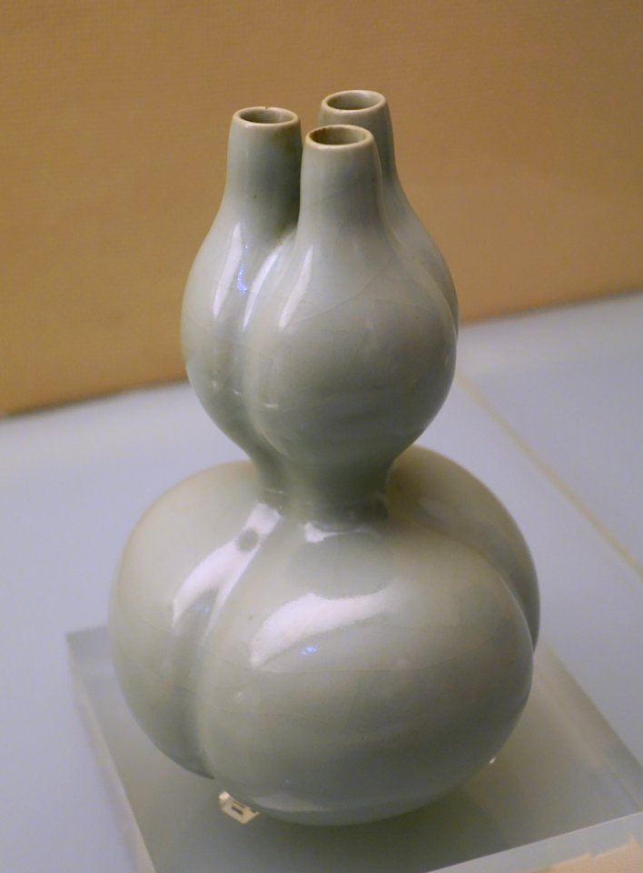 Three-hole, gourd-shaped vase, China, Qing dynasty, Qianlong period, 1736-1795 AD, greenish glaze - Sichuan Provincial Museum - Chengdu, China - DSC04137